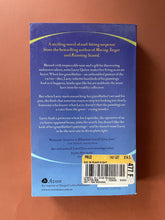 Load image into Gallery viewer, Die in Plain Sight by Elizabeth Lowell: photo of the back cover which shows very minor creasing and some minor scratching.