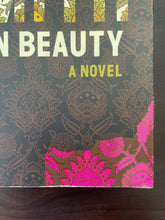 Load image into Gallery viewer, On Beauty by Zadie Smith book: photo of minor scuff marks along the bottom-edge and bottom-right corner of the front cover.
